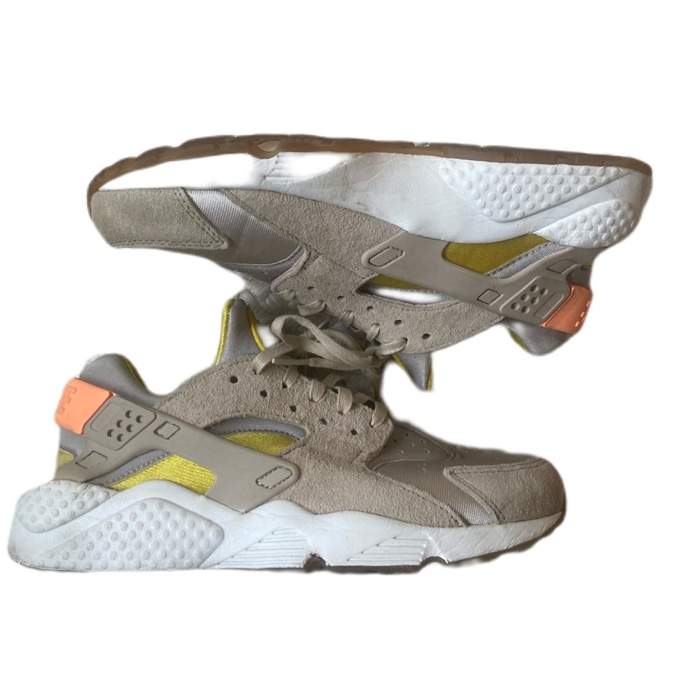 Women’s size 7 Nike Air Huarache